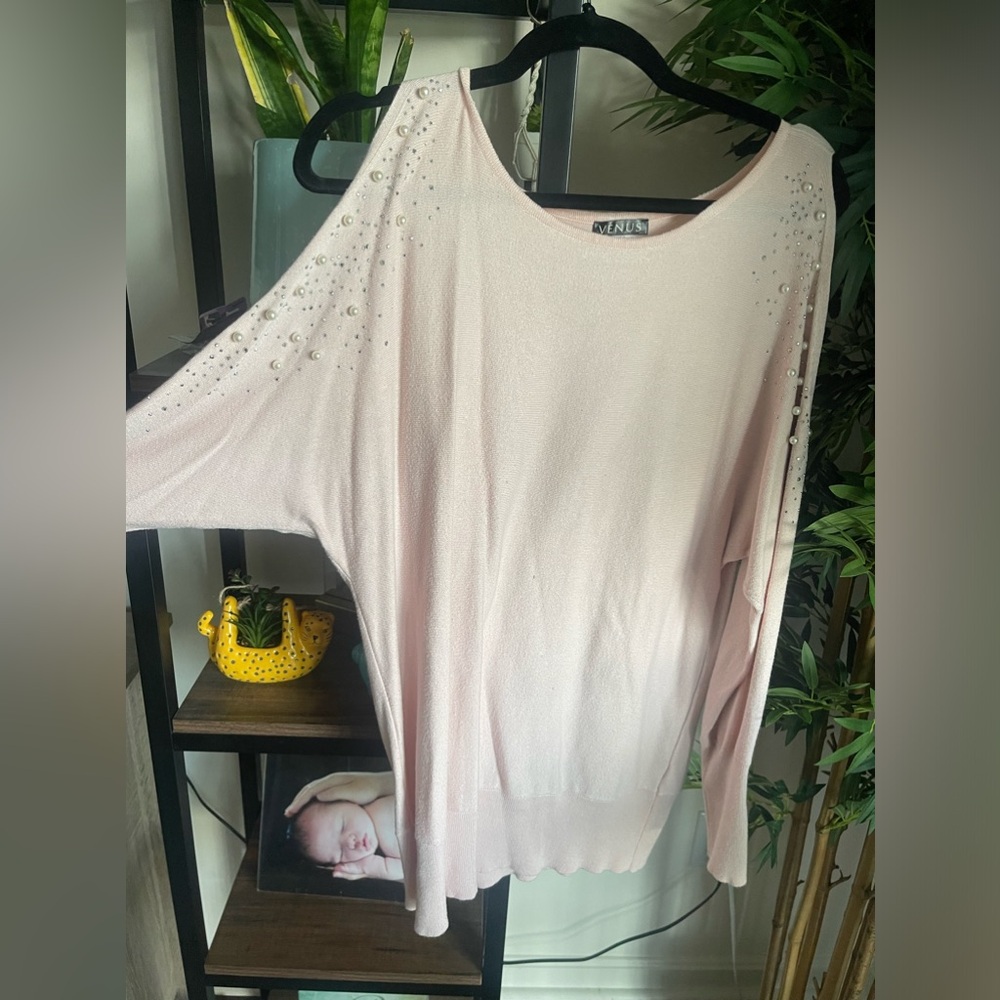 Shoulder cutout shirt